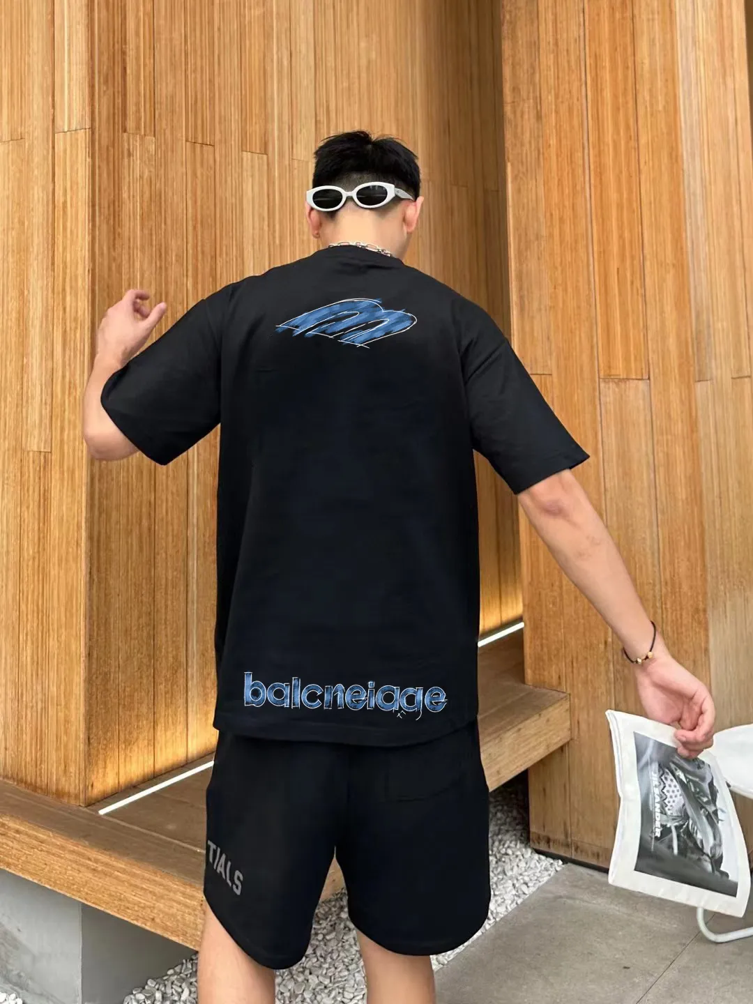 P80✨🔥 BALENCIAGA Paris lettering printed short-sleeved T-shirt. Custom-woven and dyed 300 grams of combed cotton heavyweight fabric. Zero color difference in threads. Perfect details. Different from the current currency version. Welcome to compare. Same Style for men and women. Must-sell in the picture above. Color: White Black Size: 1 2 3 4